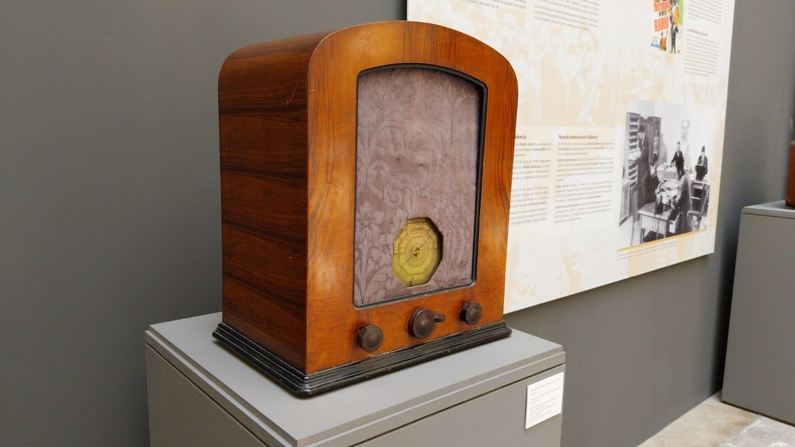 El Palau de Cervelló repasa en una exposición los cien años de historia de la radio en València El Palau de Cervelló repasa en una exposición los cien años de historia de la radio en València