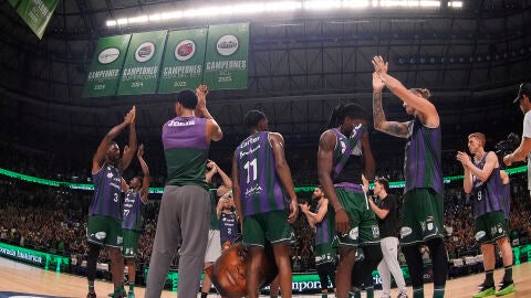 La plantilla de Unicaja se despide del Carpena