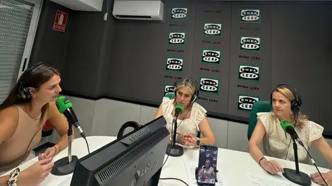 Marta Barrachina y Ana Belén Arzo, en los estudios de Onda Cero Castellón. Marta Barrachina y Ana Belén Arzo, en los estudios de Onda Cero Castellón.