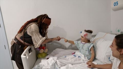 Johnny Depp sorprende a los niños del Hospital Niño Jesús de Madrid disfrazado de Jack Sparrow
