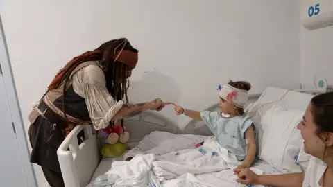 Johnny Depp sorprende a los niños del Hospital Niño Jesús de Madrid disfrazado de Jack Sparrow El actor Johnny Depp vestido de Jack Sparrow visitando a los jóvenes ingresados del Hospital Niño Jesús