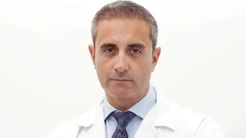 Hallan muerto al doctor Senís dentro de su coche en un aparcamiento de Castelló Hallan muerto al doctor Senís dentro de su coche en un aparcamiento de Castelló