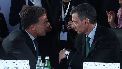 El presidente del Gobierno, Pedro Sánchez, conversa con el secretario general de la OTAN, Mark Rutte, el pasado 16 de mayo de 2025 en Albania/ Archivo Europa Press Fernando Calvo