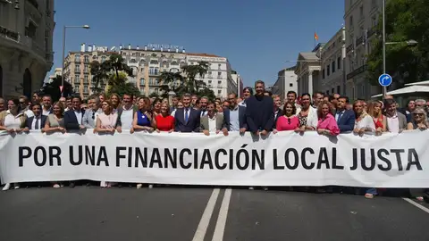 Gragera participa en la concentración de la FEMP en Madrid para pedir una financiación "justa" para los ayuntamientos Gragera participa en la concentración de la FEMP en Madrid para pedir una financiación "justa" para los ayuntamientos