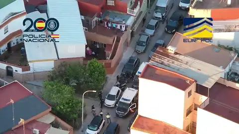 El espectacular vídeo de la Policía Nacional: una redada de película para desarticular una red criminal de tráfico de personas y drogas entre Marruecos y España El espectacular vídeo de la Policía Nacional: una redada de película para desarticular una red criminal de tráfico de personas y drogas entre Marruecos y España