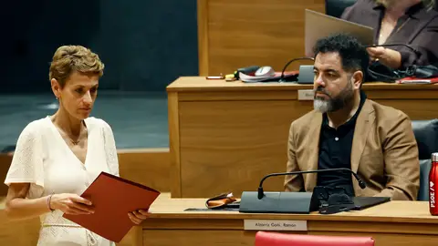 La presidenta, María Chivite, pasa junto a Alzórriz, que cesó como vicesecretario del PSN, pero sigue como parlamentario La presidenta, María Chivite, pasa junto a Alzórriz, que cesó como vicesecretario del PSN, pero sigue como parlamentario/ EFE/ Jesús Diges