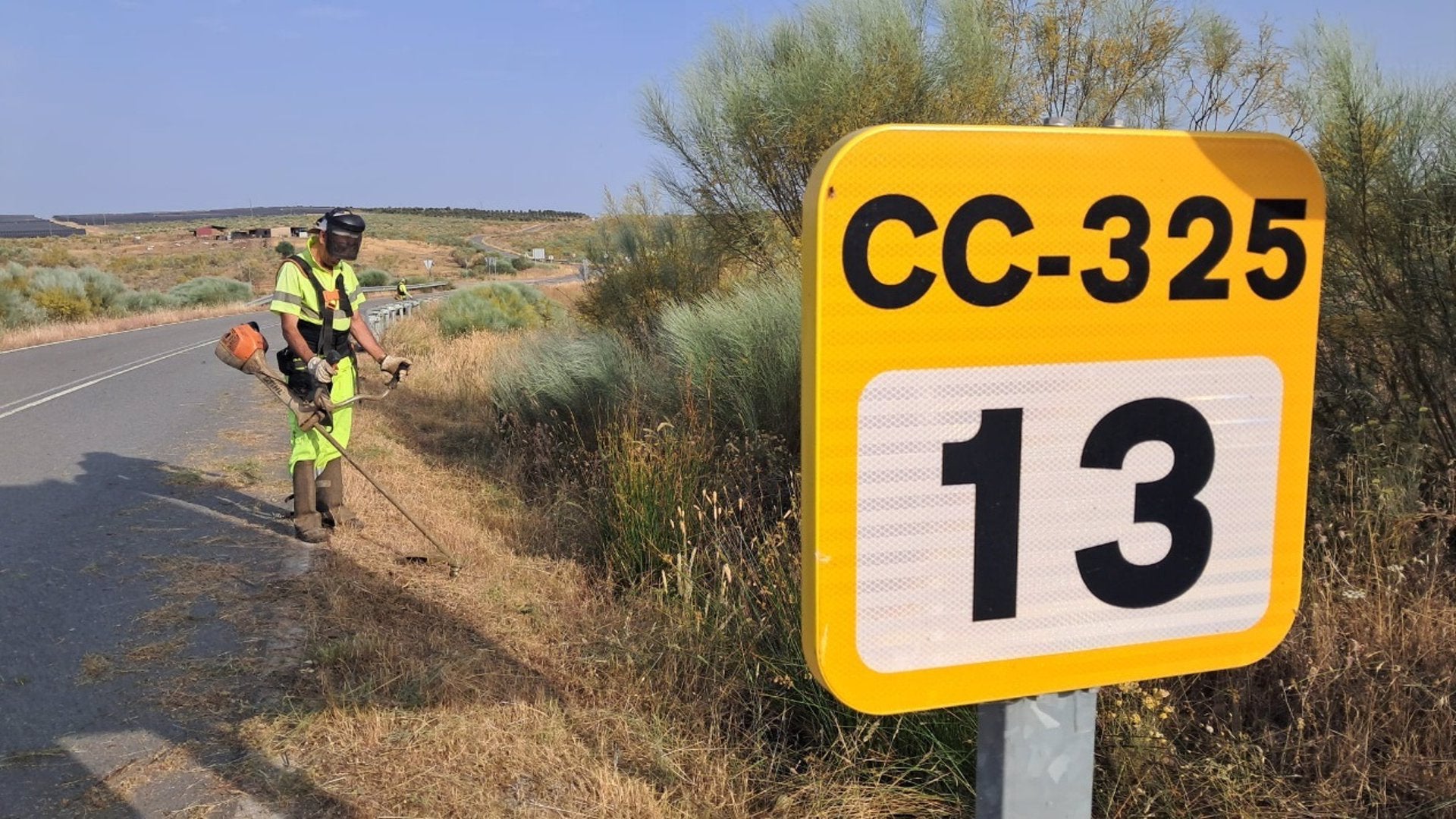 La Diputación de Cáceres realiza una campaña de desbroce en la red provincial de carreteras para prevenir incendios La Diputación de Cáceres realiza una campaña de desbroce en la red provincial de carreteras para prevenir incendios