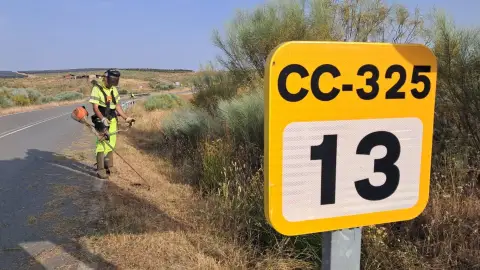 La Diputación de Cáceres realiza una campaña de desbroce en la red provincial de carreteras para prevenir incendios La Diputación de Cáceres realiza una campaña de desbroce en la red provincial de carreteras para prevenir incendios