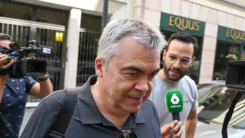 El exsecretario de Organización del PSOE Santos Cerdán a su salida de su domicilio, este miércoles en Madrid. El exsecretario de Organización del PSOE Santos Cerdán a su salida de su domicilio, este miércoles en Madrid.