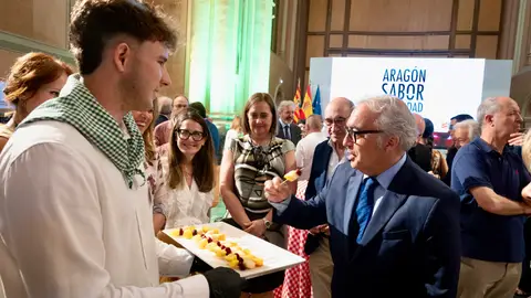 Rincón e invitados en el acto de presentación probando frutas aragonesas Rincón e invitados en el acto de presentación probando frutas aragonesas