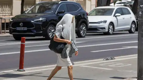 Una mujer se protege del sol este martes en Murcia. Una mujer se protege del sol este martes en Murcia.