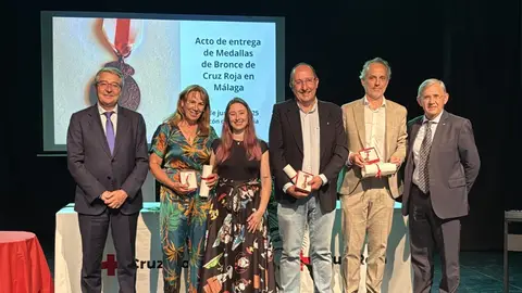 Cruz Roja Málaga entrega sus Medallas de Bronce para reconocer la solidaridad Cruz Roja Málaga entrega sus Medallas de Bronce para reconocer la solidaridad