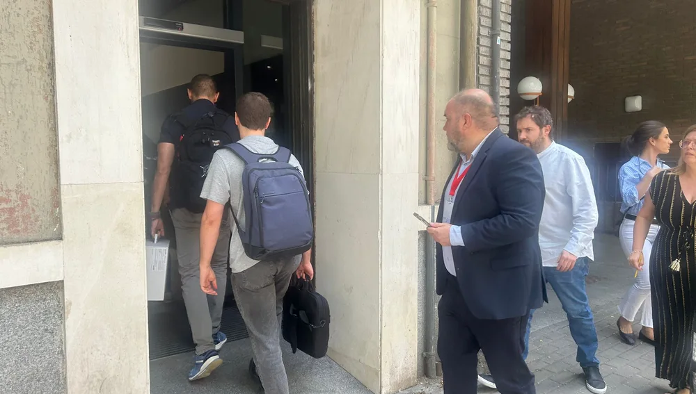 Momento en el que los agentes de la UCO han entrado en la sede de Ferraz/ cedida Voz Populi Momento en el que los agentes de la UCO han entrado en la sede de Ferraz/ cedida Voz Populi