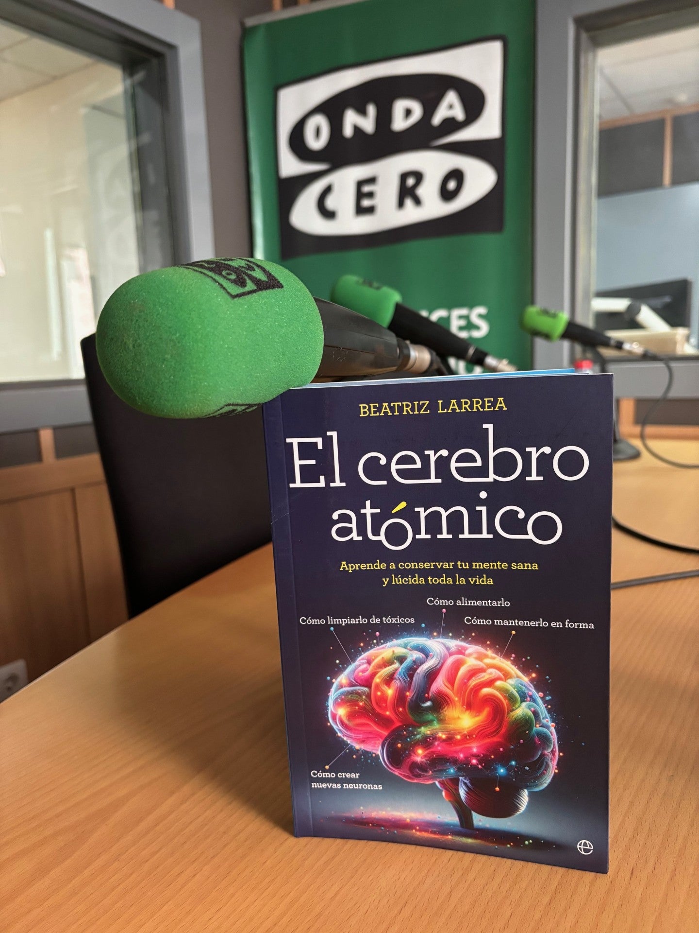 "El cerebro atómico" un libro que enseña a conservar la mente sana y lúcida toda la vida "El cerebro atómico" un libro que enseña a conservar la mente sana y lúcida toda la vida