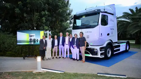 Gran acogida para las nuevas cabezas tractoras de Mercedes-Benz: eActros 100% eléctrico y Actros L Pro Cabin presentadas por Valdisa Gran acogida para las nuevas cabezas tractoras de Mercedes-Benz: eActros 100% eléctrico y Actros L Pro Cabin presentadas por Valdisa
