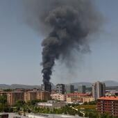 La columna de humo es visible por toda la ciudad