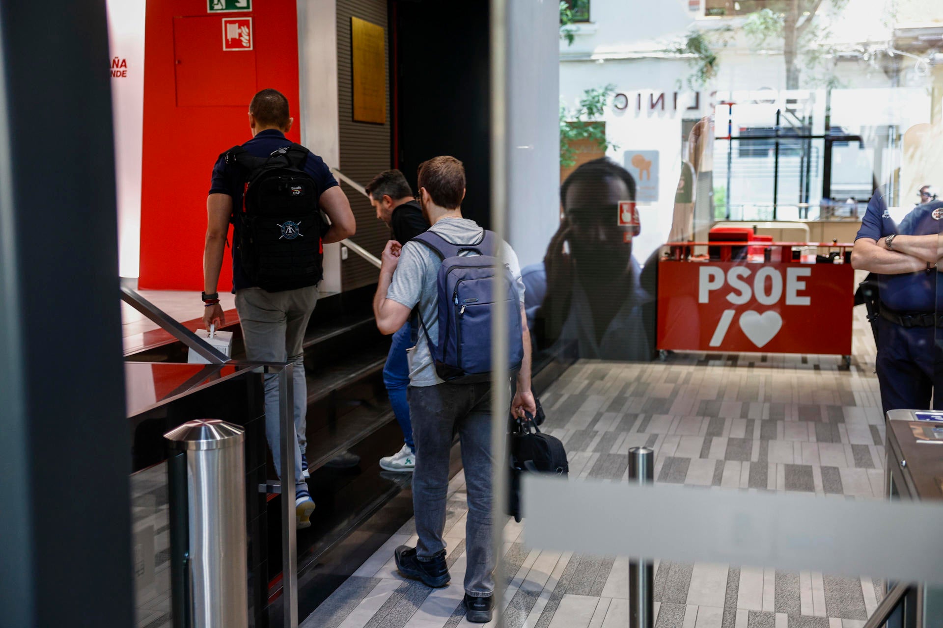 VÍDEO: momento en el que los agentes de la UCO entran en la sede del PSOE en Ferraz VÍDEO: momento en el que los agentes de la UCO entran en la sede del PSOE en Ferraz
