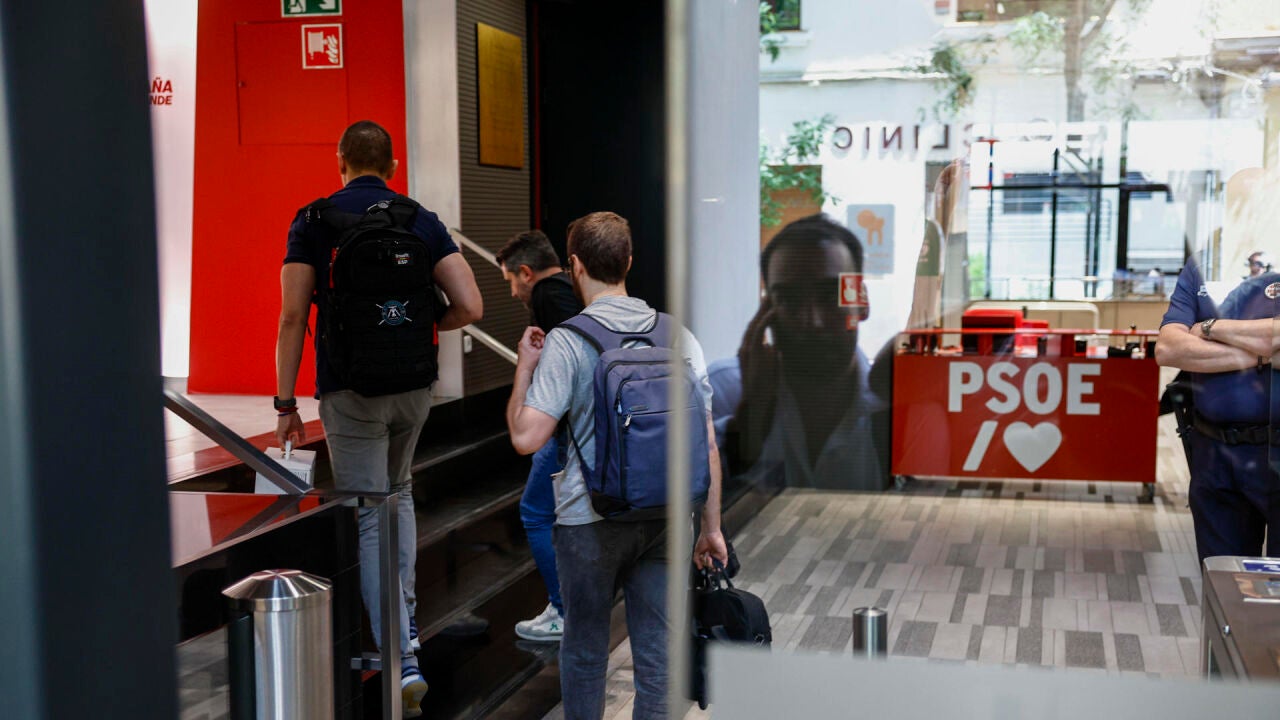 VÍDEO: momento en el que los agentes de la UCO entran en la sede del PSOE  en Ferraz | Onda Cero Radio