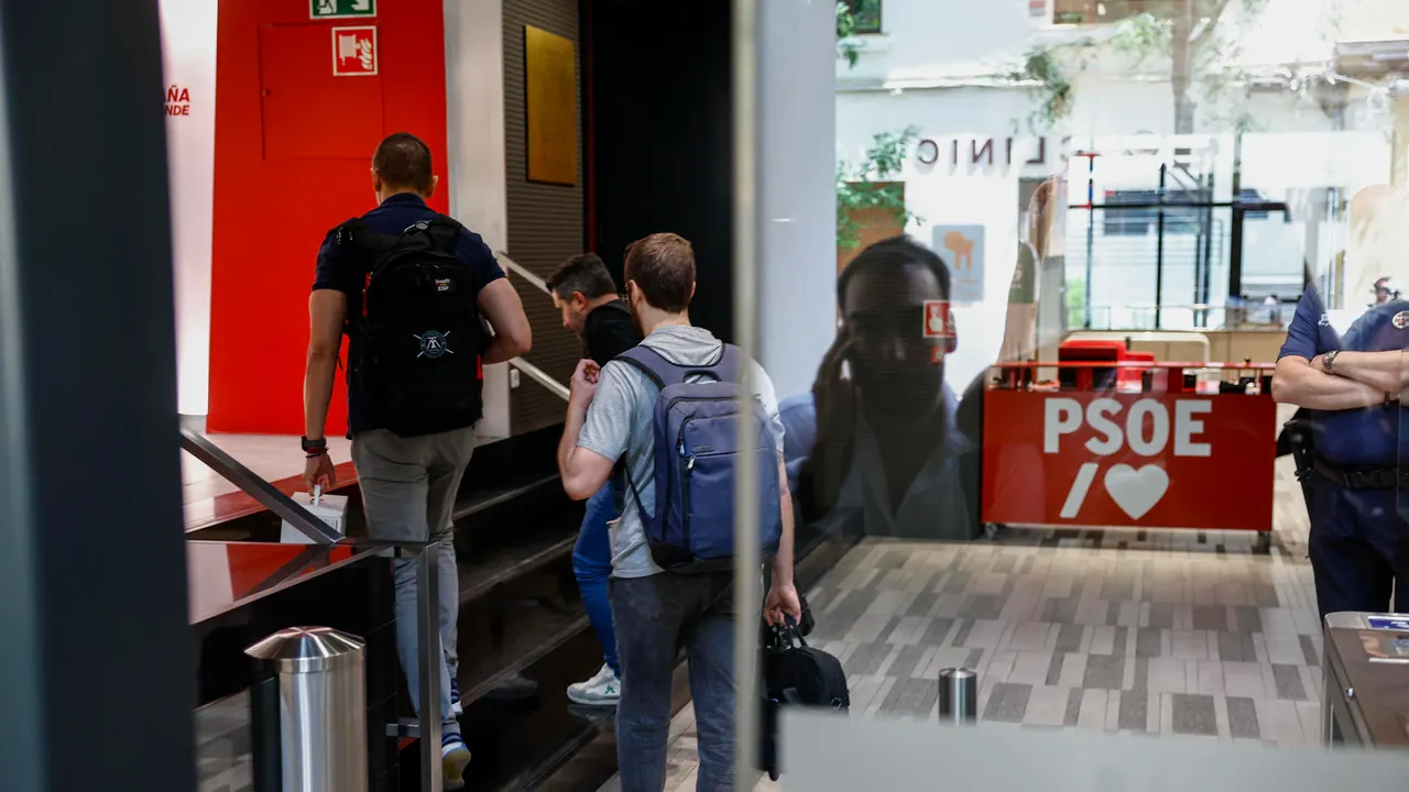 VÍDEO: momento en el que los agentes de la UCO entran en la sede del PSOE en Ferraz | Onda Cero Radio