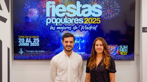 Alejandro Navarro, alcalde, y Mar&iacute;a Eugenia Gil, edil de Festejos, en la presentaci&oacute;n de las Fiestas Populares de Torrej&oacute;n de Ardoz