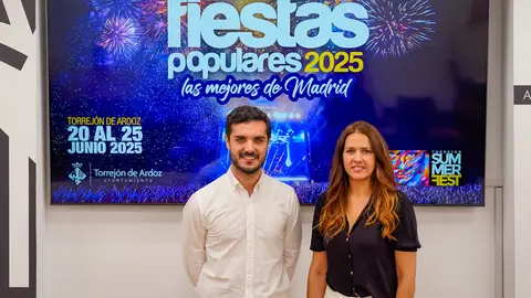 Esta noche arrancan las Fiestas Populares de Torrejón de Ardoz Alejandro Navarro, alcalde, y María Eugenia Gil, edil de Festejos, en la presentación de las Fiestas Populares de Torrejón de Ardoz