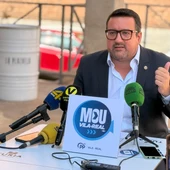 El líder del Partido Popular de Vila-real, Adrián Casabó, en la terraza de La Plazuela, durante la convocatoria de prensa. El líder del Partido Popular de Vila-real, Adrián Casabó, en la terraza de La Plazuela, durante la convocatoria de prensa.