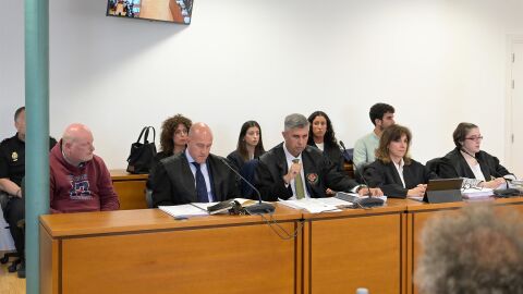 El acusado, a la izquierda, durante el juicio