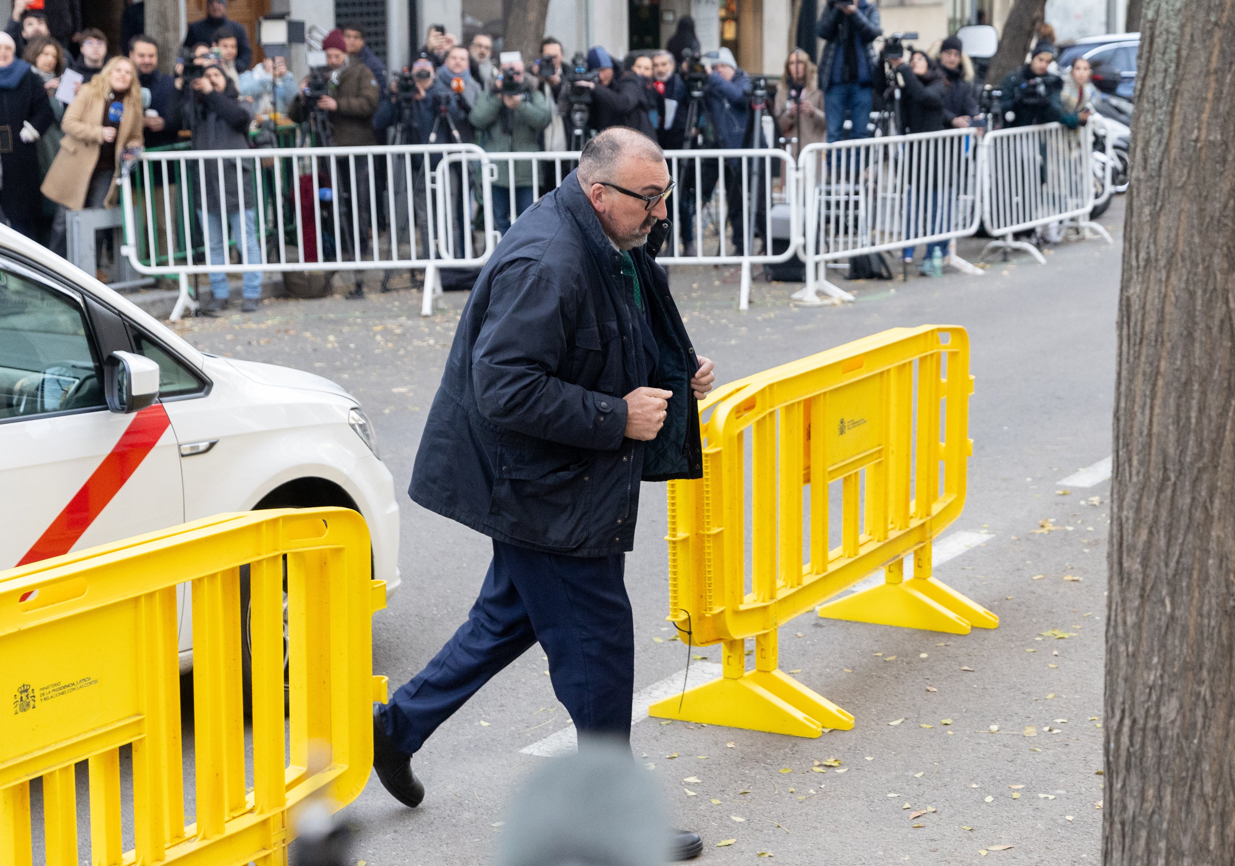 Koldo se siente presa de una cacería del PSOE: "Me van a dar cera hasta las elecciones para tapar lo de Begoña" Koldo se siente presa de una cacería del PSOE: "Me van a dar cera hasta las elecciones para tapar lo de Begoña"