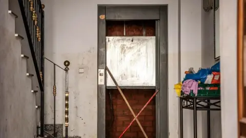 Archivo. Ascensor dañado por la DANA. Archivo. Ascensor dañado por la DANA.