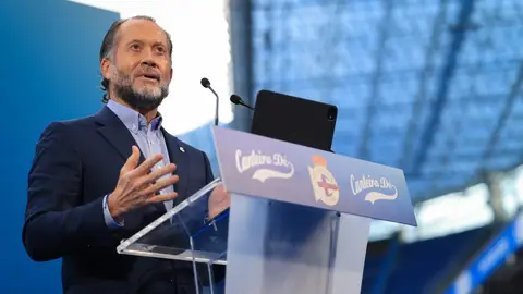 Lendoiro: El presidente Escotet, la Champions y la cantera (II) (y III). Juan Carlos Escotet, en un reciente acto con la cantera del Deportivo en Riazor.