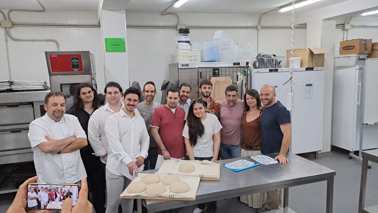 El alumnado de Informática y Cocina del IES Gran Capitán colaboran en soluciones basadas en inteligencia artificial aplicadas a la panadería y bollería artesanal El alumnado de Informática y Cocina del IES Gran Capitán colaboran en soluciones basadas en inteligencia artificial aplicadas a la panadería y bollería artesanal