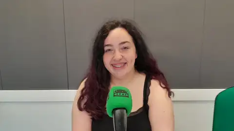 Sara Winnington convenció a su profesor de literatura para poner en marcha una zona joven en la Feria del Libro de Xixón Sara Winnington convenció a su profesor de literatura para poner en marcha una zona joven en la Feria del Libro de Xixón