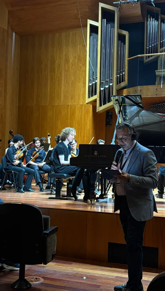 Carlos Alsina frente a la orquesta de la Escuela Superior de Música Reina Sofía. Carlos Alsina frente a la orquesta de la Escuela Superior de Música Reina Sofía.