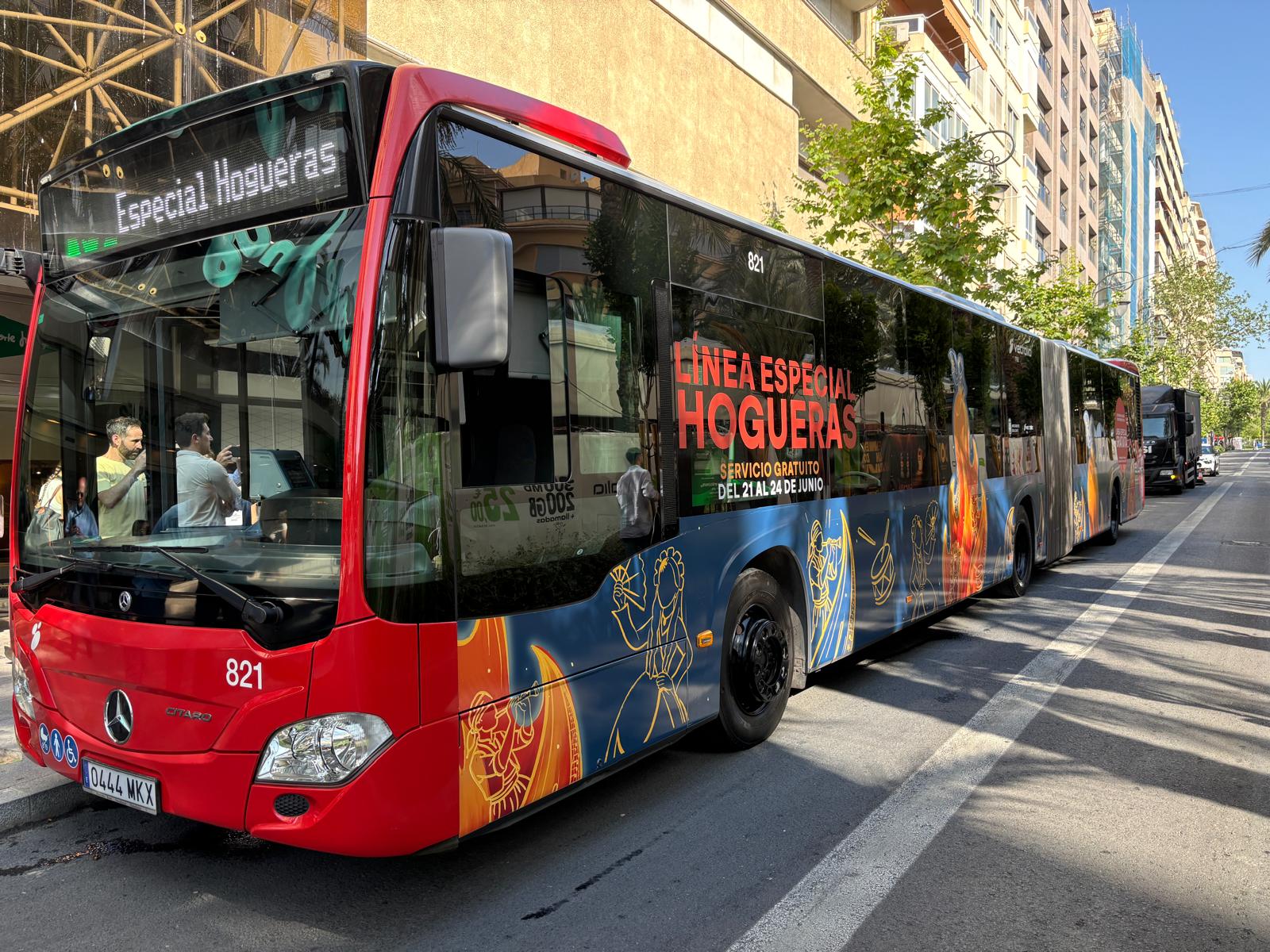 Un autobús gratuito recorrerá las hogueras especiales con una frecuencia de 15 minutos Un autobús gratuito recorrerá las hogueras especiales con una frecuencia de 15 minutos