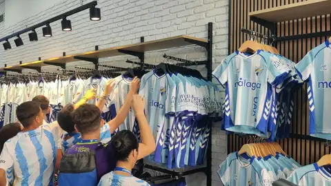 El malaguismo se rinde ante la nueva camiseta del Málaga El malaguismo se rinde ante la nueva camiseta del Málaga