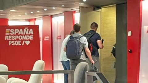 Agentes de la UCO entran en Ferraz