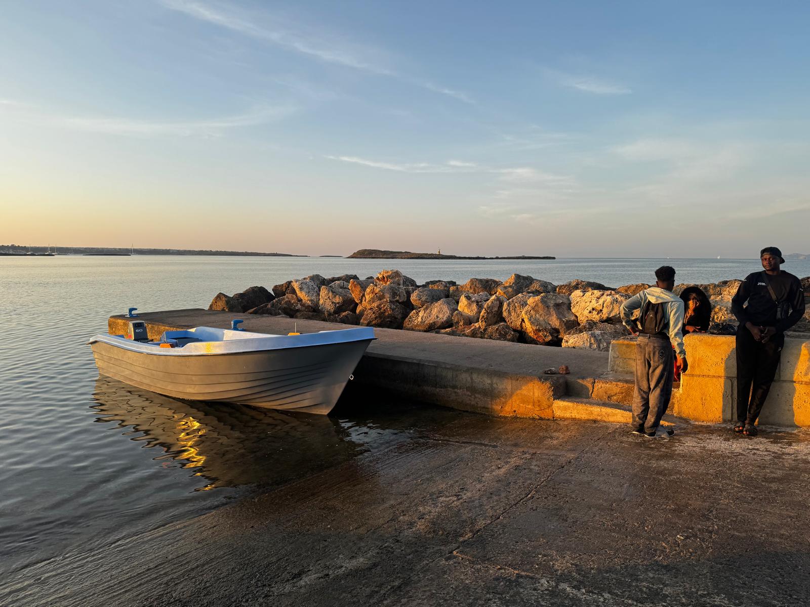 Una embarcación tipo patera llegada a la costa de la Colònia de Sant Jordi en Mallorca Una embarcación tipo patera llegada a la costa de la Colònia de Sant Jordi en Mallorca