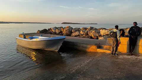 Una embarcación tipo patera llegada a la costa de la Colònia de Sant Jordi en Mallorca Una embarcación tipo patera llegada a la costa de la Colònia de Sant Jordi en Mallorca