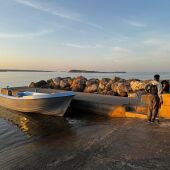 Una embarcación tipo patera llegada a la costa de la Colònia de Sant Jordi en Mallorca