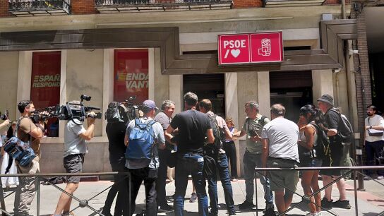 Expectación ante la sede del PSOE en Ferraz/ Ignacio Jarillo 