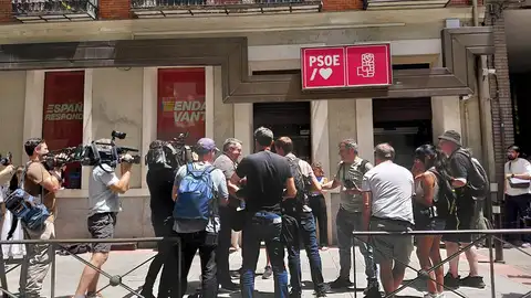 Expectación ante la sede del PSOE en Ferraz Expectación ante la sede del PSOE en Ferraz/ Ignacio Jarillo