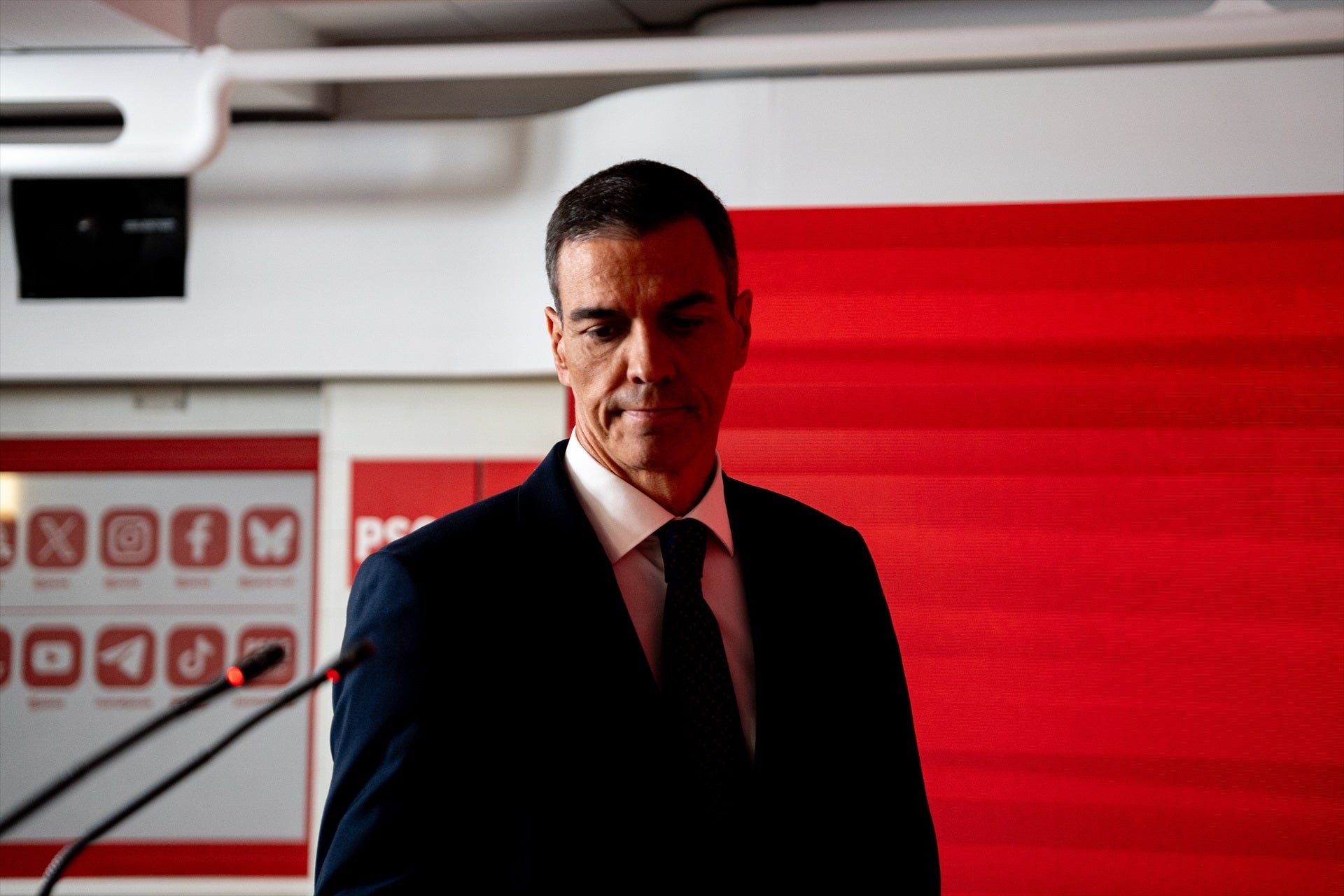 Moncloa zanja las especulaciones tras la entrada de la UCO en Ferraz: "Ni crisis de Gobierno, ni dimisión de Sánchez" Moncloa zanja las especulaciones tras la entrada de la UCO en Ferraz: "Ni crisis de Gobierno, ni dimisión de Sánchez"