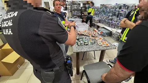 Agentes de la Policía Local y la Policía Nacional durante la operación. Agentes de la Policía Local y la Policía Nacional durante la operación.