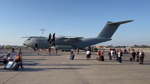 Aterrizan en Madrid los primeros españoles evacuados de Israel e Irán Aterrizan en Madrid los primeros españoles evacuados de Israel e Irán