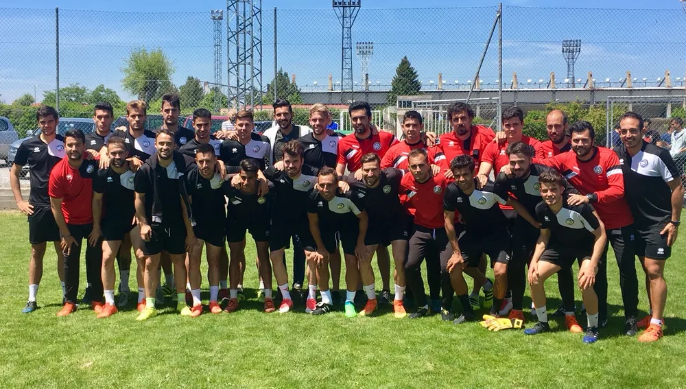 Cazorla, en el centro de la fotografía, después de entrenarse con Unionistas en junio de 2018 Cazorla, en el centro de la fotografía, después de entrenarse con Unionistas en junio de 2018