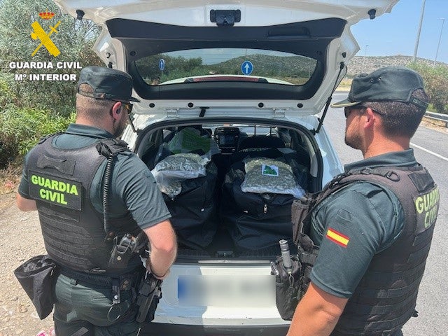 Detenido un conductor en la AP-7 que transportaba 57 kilos de cogollos de marihuana Detenido un conductor en la AP-7 que transportaba 57 kilos de cogollos de marihuana