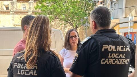 Carolina Almi&ntilde;ana con agentes de la Polic&iacute;a Local de Carcaixent