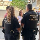 Carolina Almiñana con agentes de la Policía Local de Carcaixent