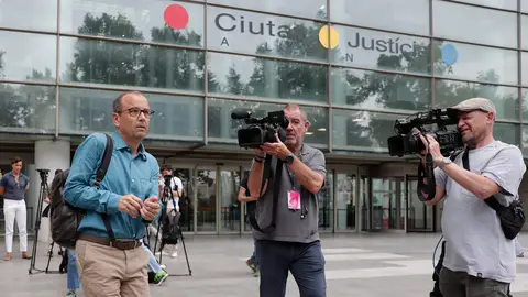 El jefe de Climatología de la Agencia Estatal de Meteorología (Aemet) en la Comunitat Valenciana, José Ángel Núñez, a su salida de la Ciudad de la Justicia en una imagen de archivo. El jefe de Climatología de la Agencia Estatal de Meteorología (Aemet) en la Comunitat Valenciana, José Ángel Núñez, a su salida de la Ciudad de la Justicia en una imagen de archivo.