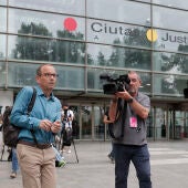 El jefe de Climatología de la Agencia Estatal de Meteorología (Aemet) en la Comunitat Valenciana, José Ángel Núñez, a su salida de la Ciudad de la Justicia en una imagen de archivo. 